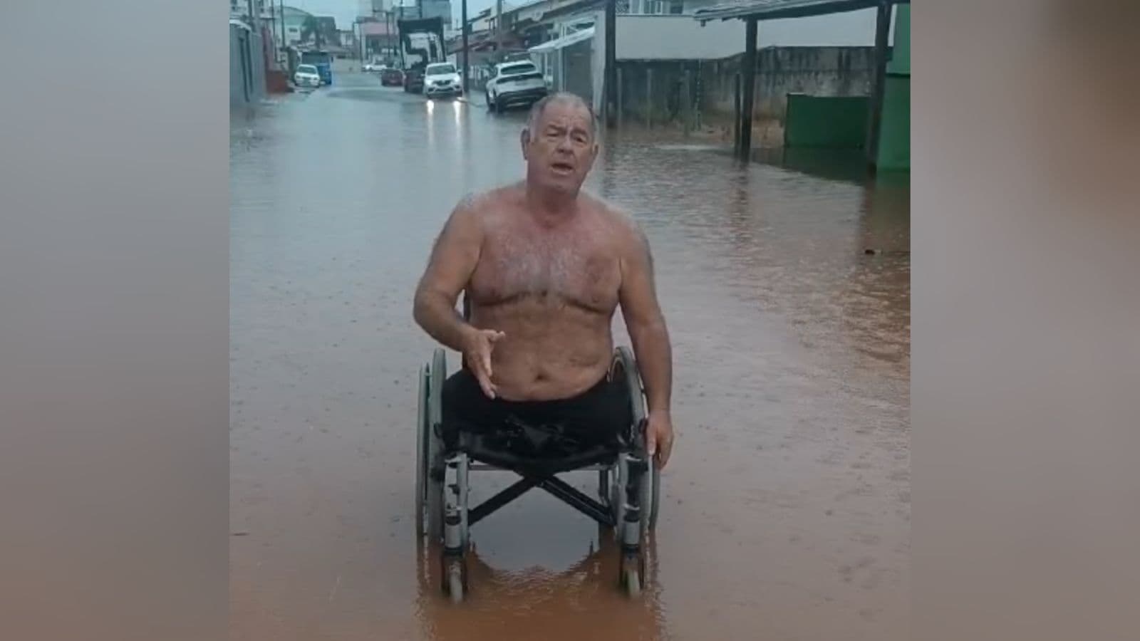 “Ele não tem culpa é a natureza“: Cadeirante em rua alagada defende prefeito