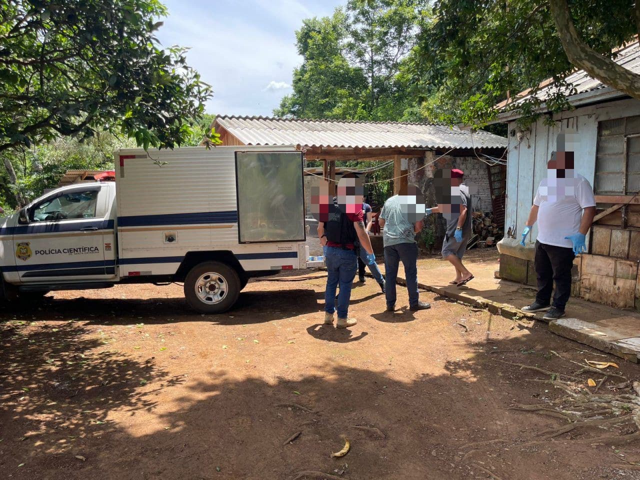 Casal é encontrado morto com sinais de violência dentro de chácara
