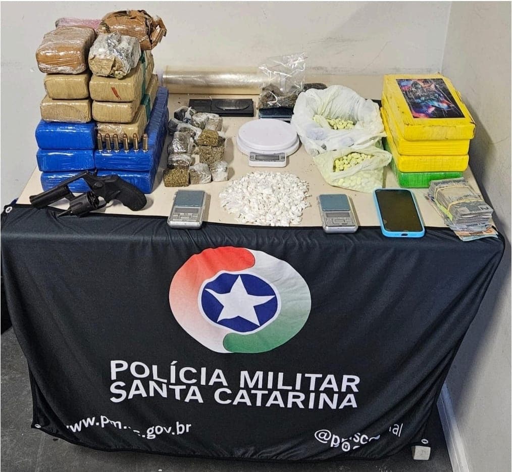 Abordagem policial em Florianópolis termina com apreensão de drogas e revólver