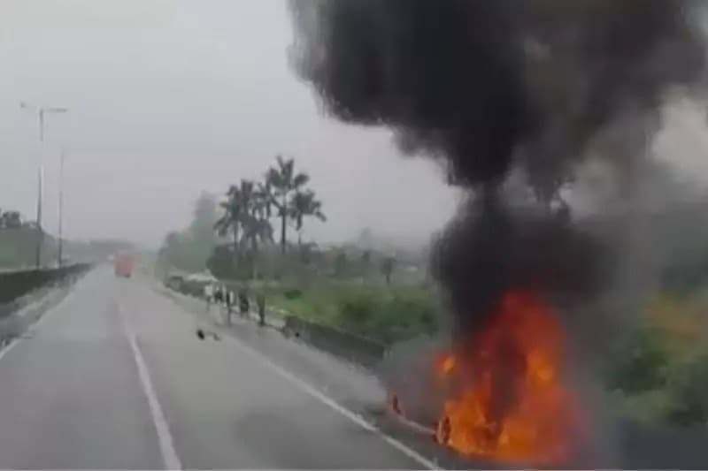 Fogo em veículo interrompe trânsito na BR-101 e gera fila quilométrica