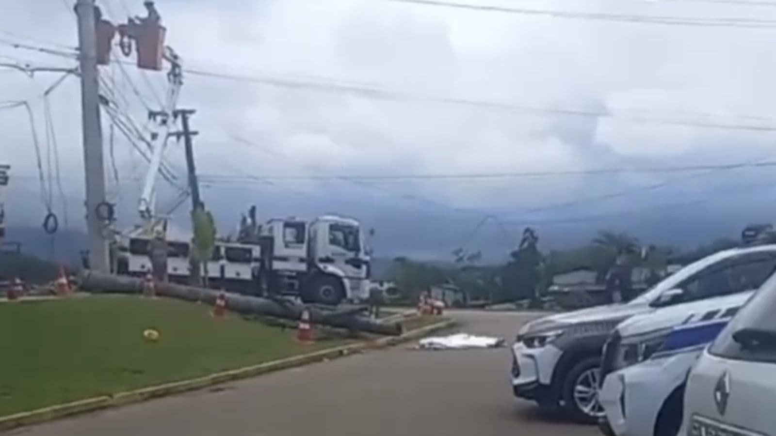“Cadê o respeito”: homem cai de poste e colegas continuam serviço ao lado do corpo
