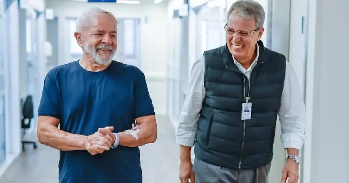 Lula aparece feliz e caminhando em hospital após cirurgia
