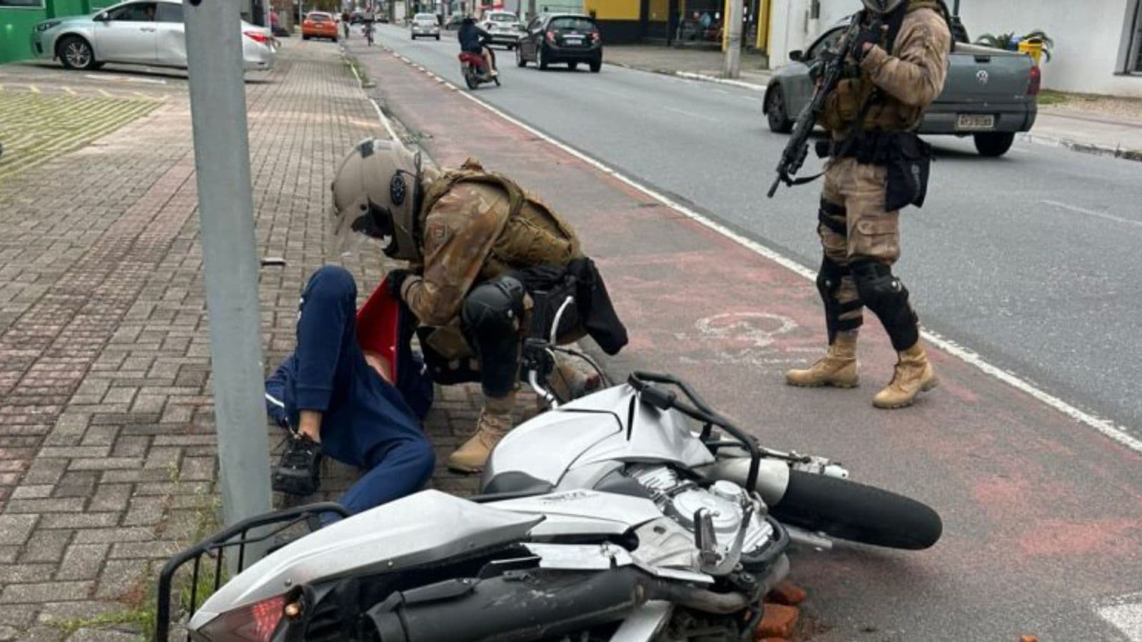 Cena de filme: perseguição policial termina em acidente na cidade de Itajaí