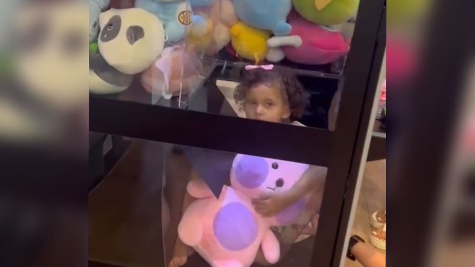 “O jeito mais fácil de pegar”: Menina de 3 anos fica presa em máquina de ursos de pelúcias em Santa Catarina