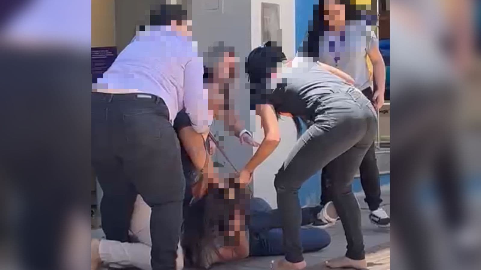 Briga entre mulheres termina com golpe de estilete em frente de loja