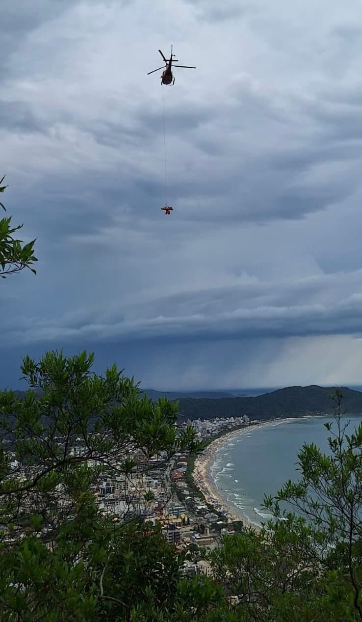Turista idosa cai em trilha famosa de Bombinhas e mobiliza helicóptero para resgate