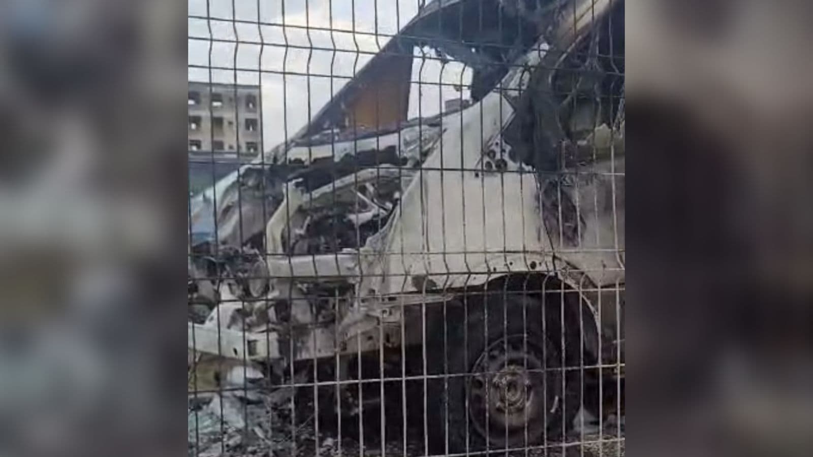 Colchão de morador de rua pega fogo e atinge veículos de concessionária em Balneário Camboriú