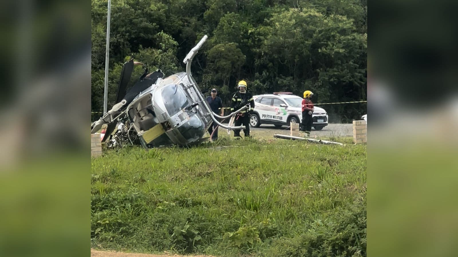 Helicóptero de passeio cai em praia de Santa Catarina