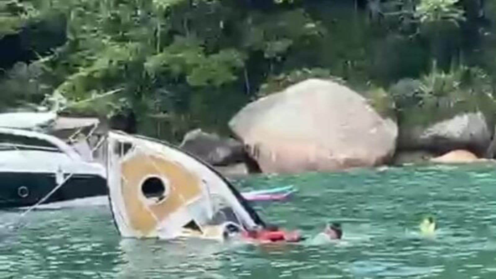 “Tudo muito rápido”: Lancha afunda com turistas a bordo em praia de Balneário Camboriú