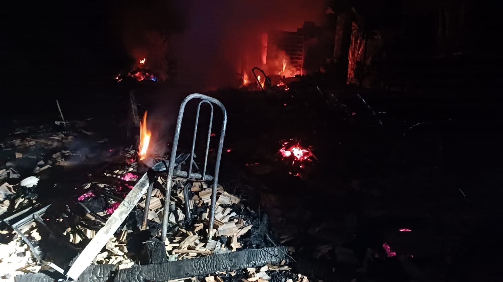 Homem ateia fogo em casa durante surto em Santa Catarina