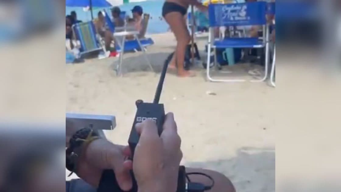 Argentino usa aparelho para desligar caixa com som alto em praia e causa polêmica