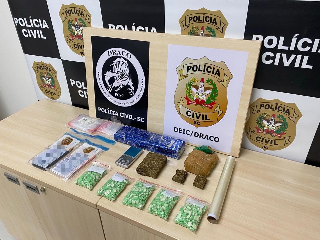 Operação policial desmantela rede de drogas sintéticas e apreende carga de entorpecentes na Grande Florianópolis