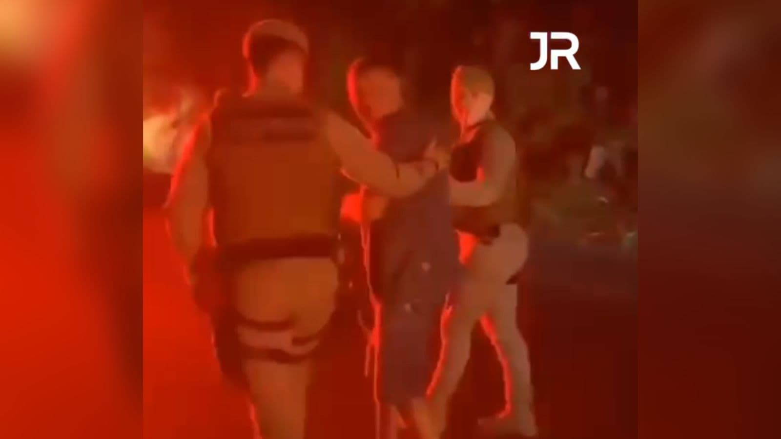 Pai recebe notícia de filho vítima de acidente enquanto era amparado por policiais em Santa Catarina