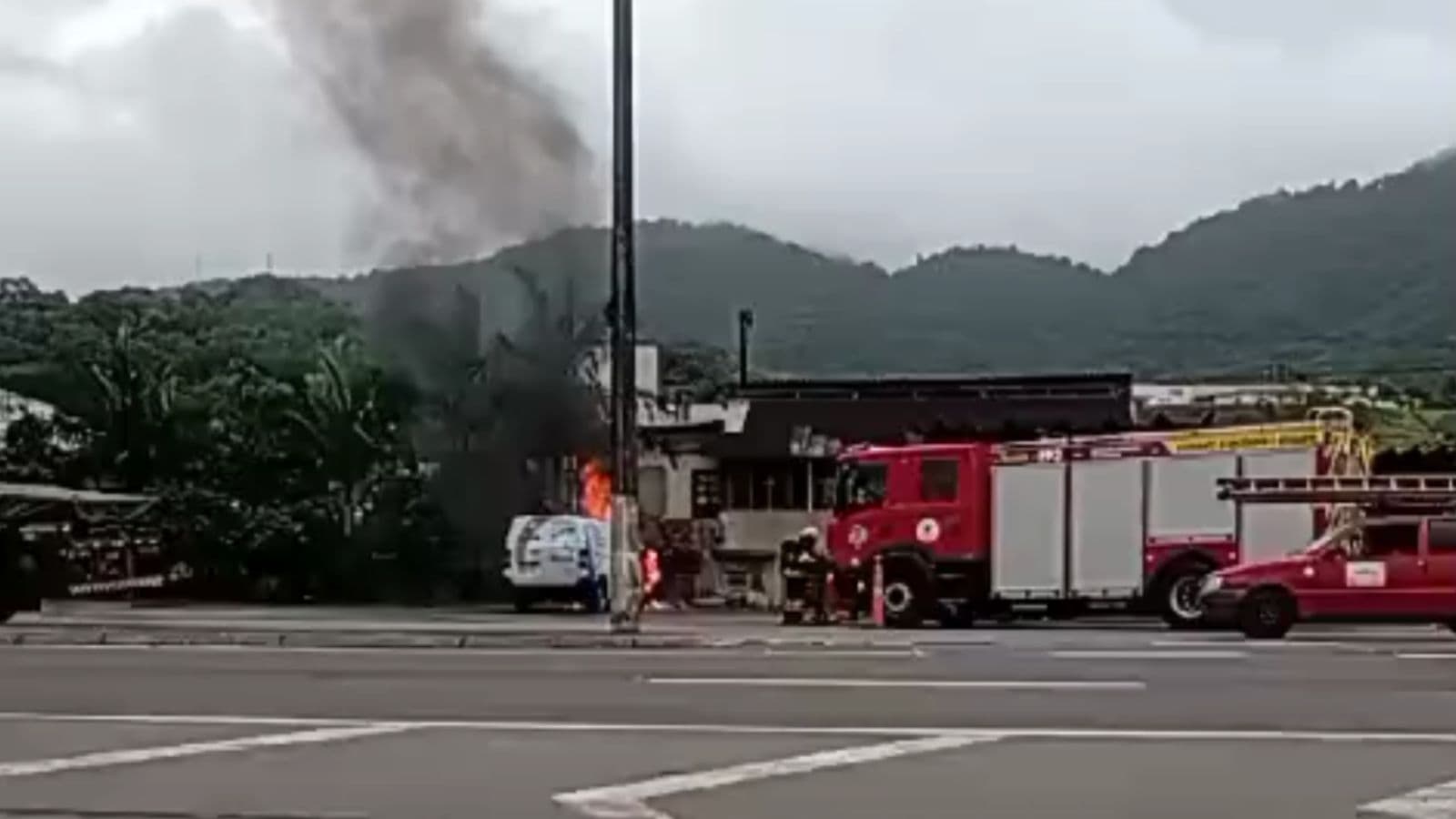 Van pega fogo após acidente próximo ao posto da PRF na BR-280