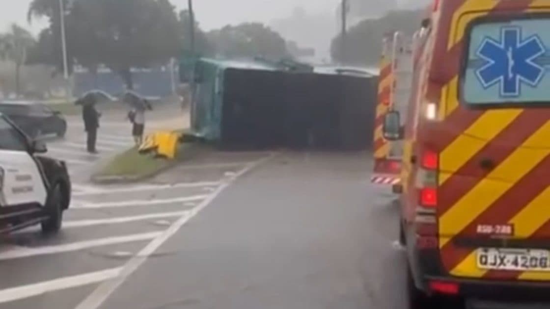 “Muita chuva”: Ônibus coletivo tomba com 15 passageiros em Florianópolis