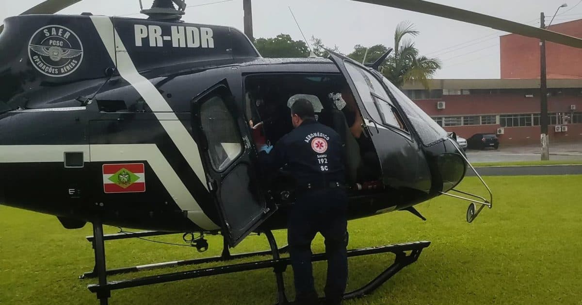 Criança de 2 anos se afoga em piscina de residência e coração volta a bater