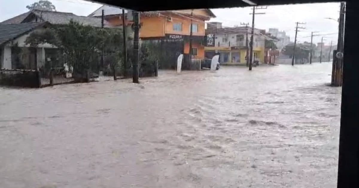 “Muito rápido”: Chuva intensa alaga ruas de Joinville em poucos minutos