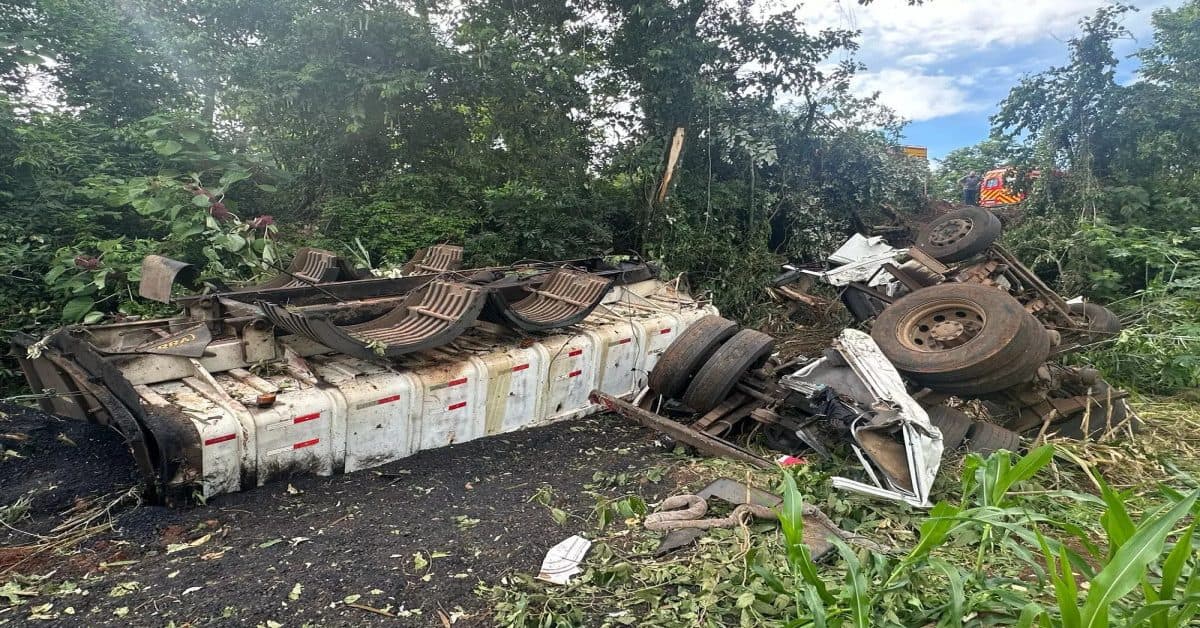 Motorista de 65 anos fica preso nas ferragens após caminhão capotar em ribanceira na BR-158