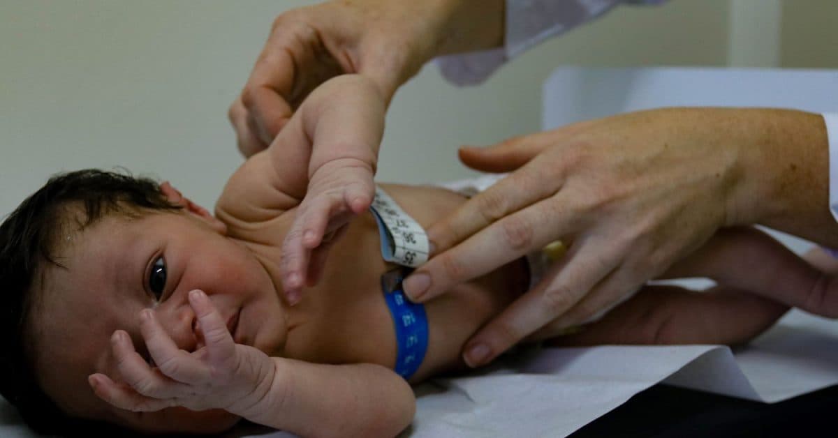 Teste do Olhinho, realizado nos hospitais estaduais, agora é obrigatório em toda a rede de saúde de SC