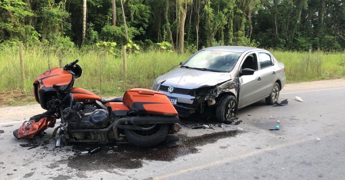 Motociclista sofre ferimento genital e criança fica ferida após acidente em Camboriú