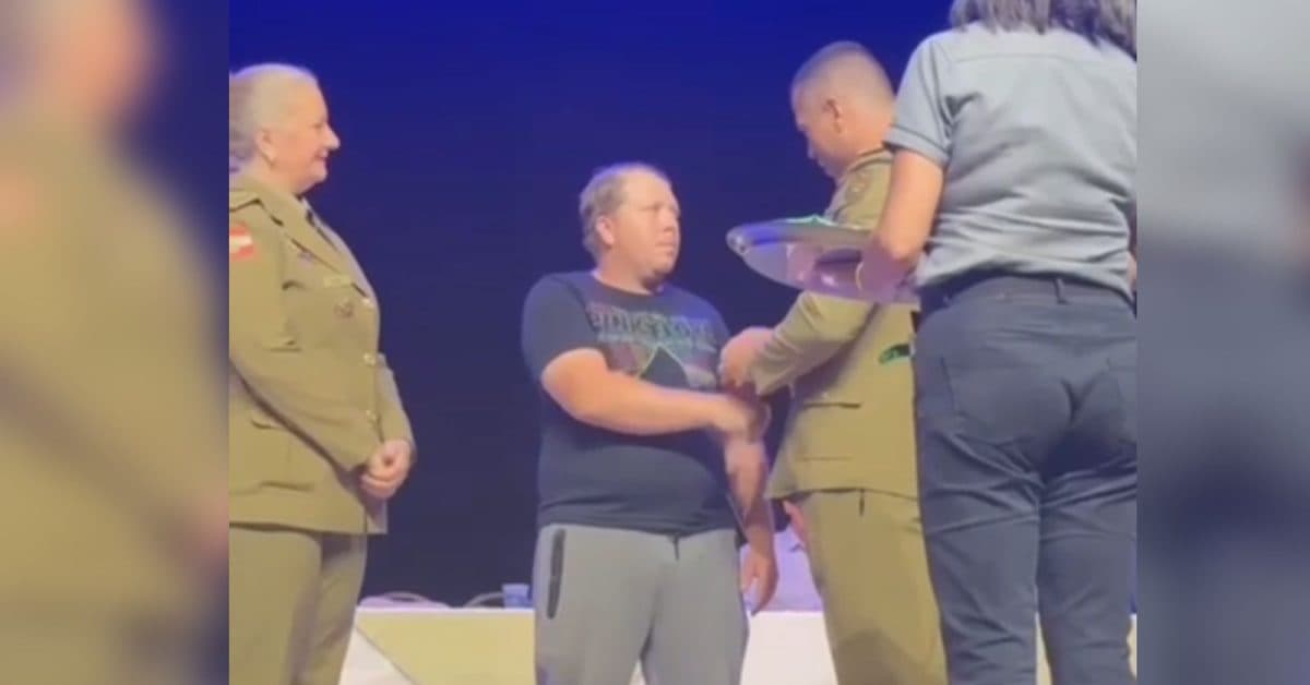 “Defendeu a família”: Morador é homenageado após atirar em homem que invadiu a sua casa em SC