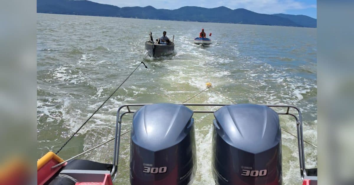 Bombeiros resgatam pescador à deriva após pane em embarcação em praia de SC