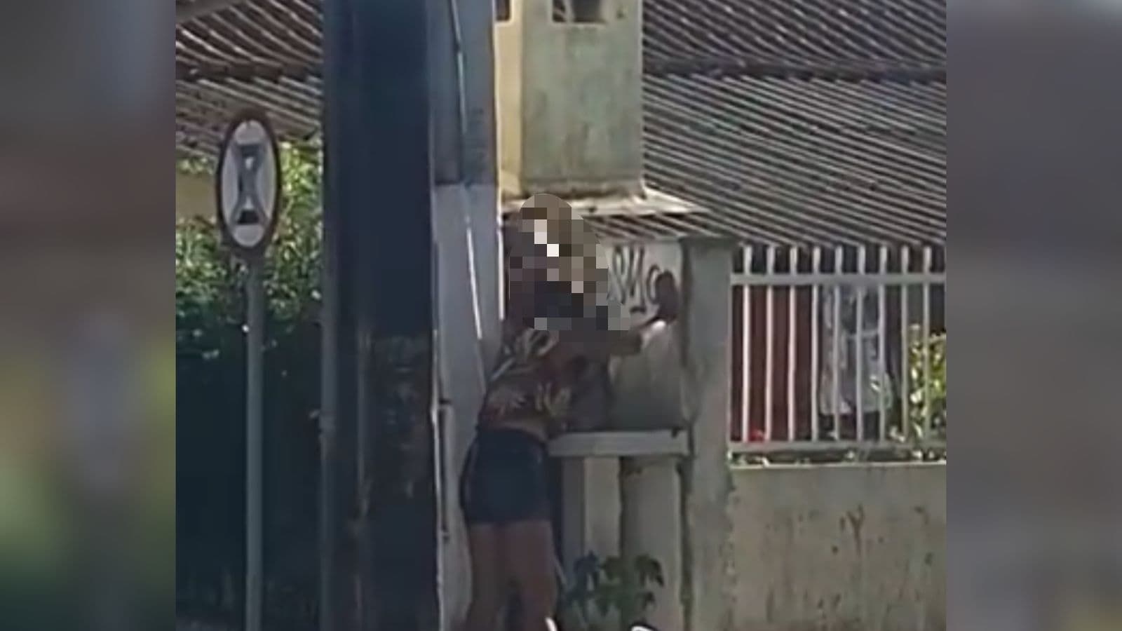 Casal é flagrado limpando muro com esponja após pichação e recebe escolta da PM durante a limpeza em SC