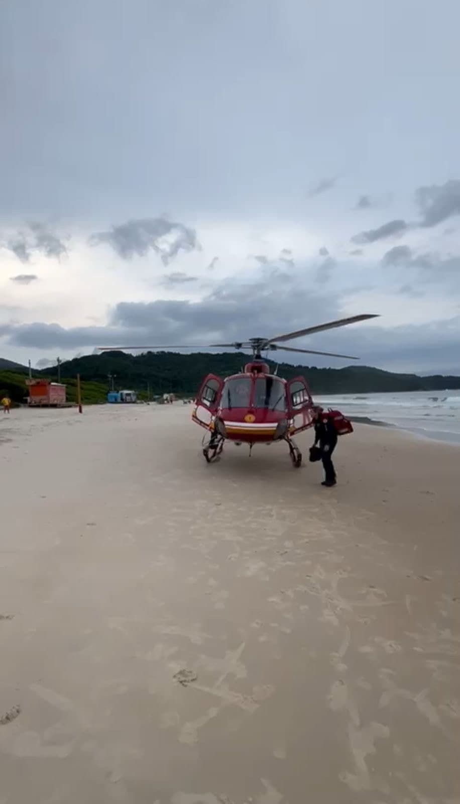 Cobra ataca turista em praia de SC e resgate de helicóptero é acionado às pressas