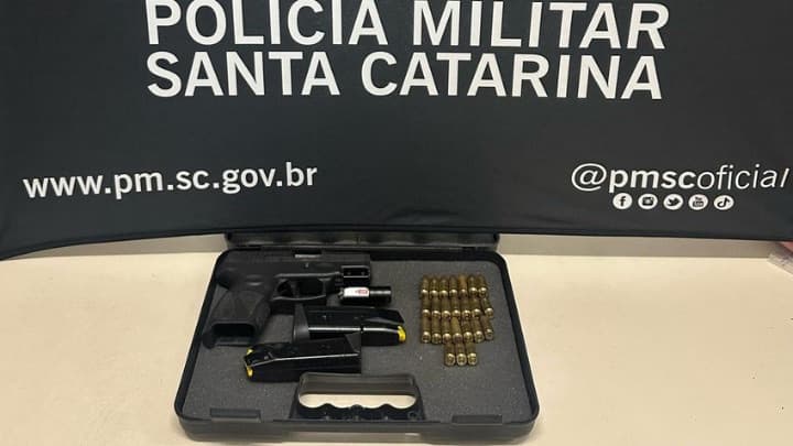 Discutiu, sacou a arma e correu: homem é pego após tentar esconder pistola no matagal