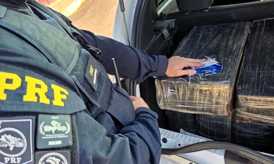 Panos pretos escondiam 285 kg de maconha no carro de traficante preso na BR-101