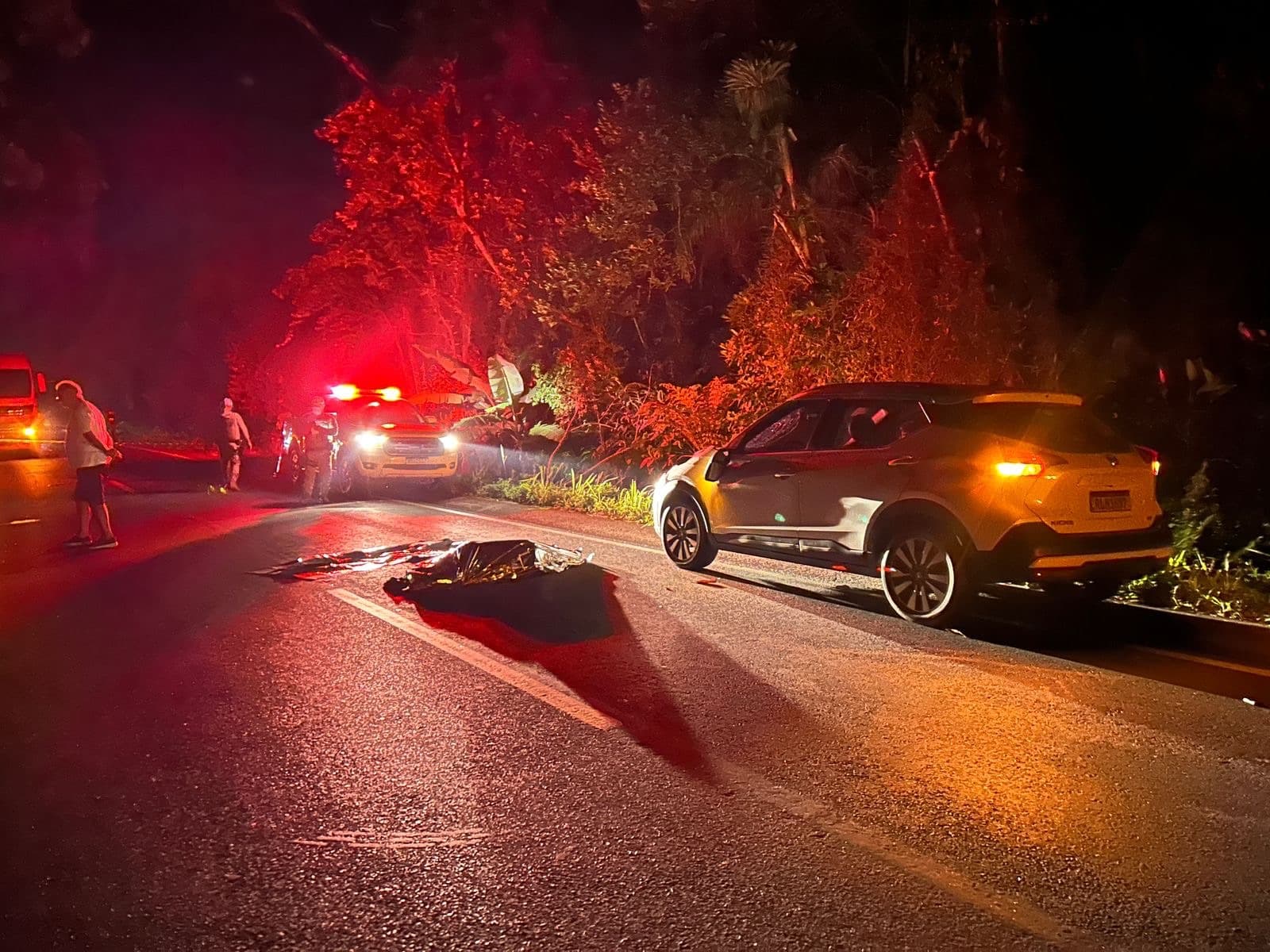 Homem é atropelado e morto em rodovia de SC após caminhar no meio da pista