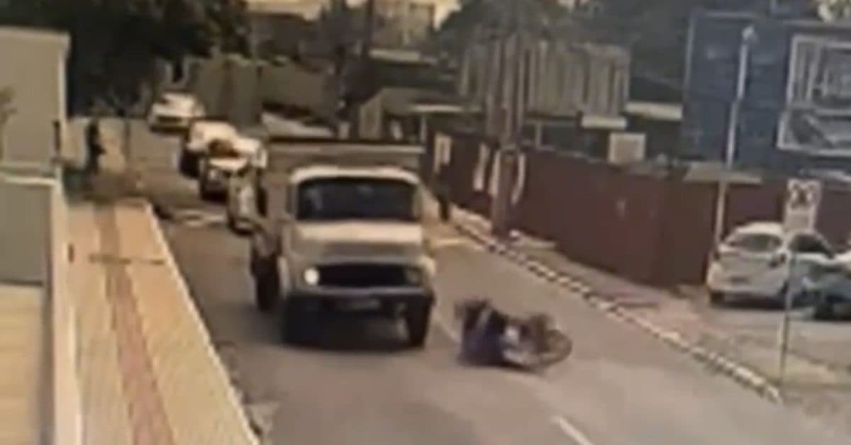 Imagens impressionantes mostram o momento em que entregador de água morre atropelado por caminhão em Itajaí