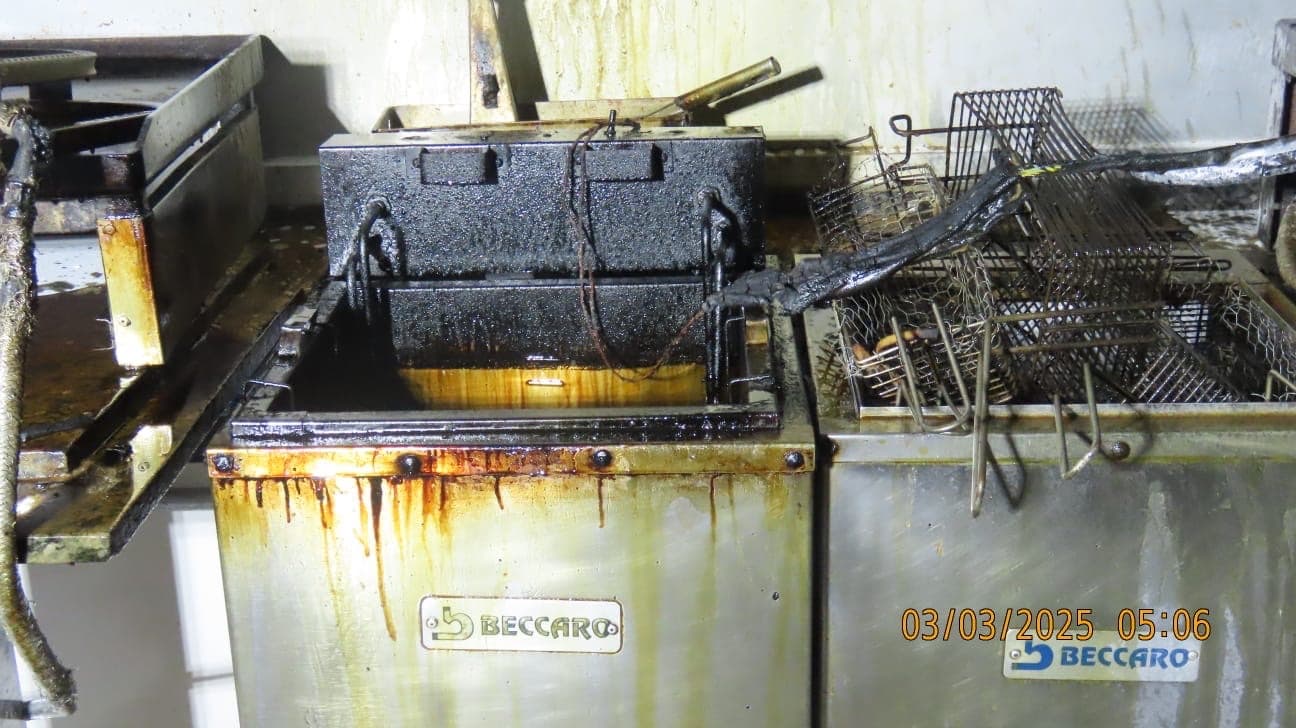 Hamburgueria pega fogo durante em Blumenau e cliente vai parar no hospital