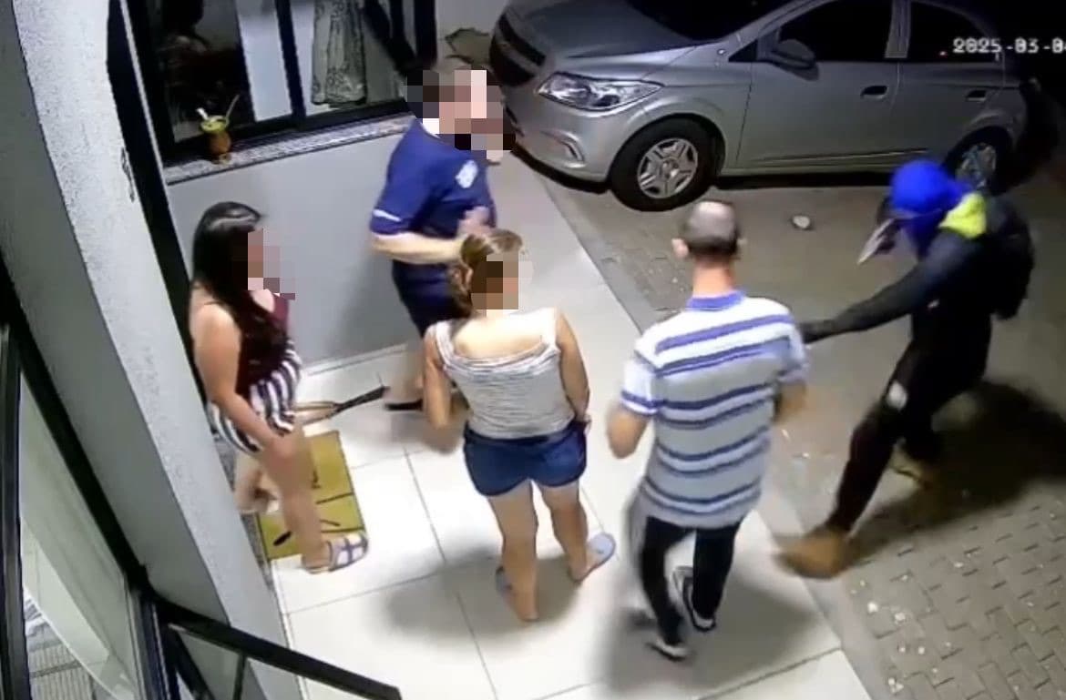 Família é aterrorizada por criminoso armado e tem carro roubado na porta de casa