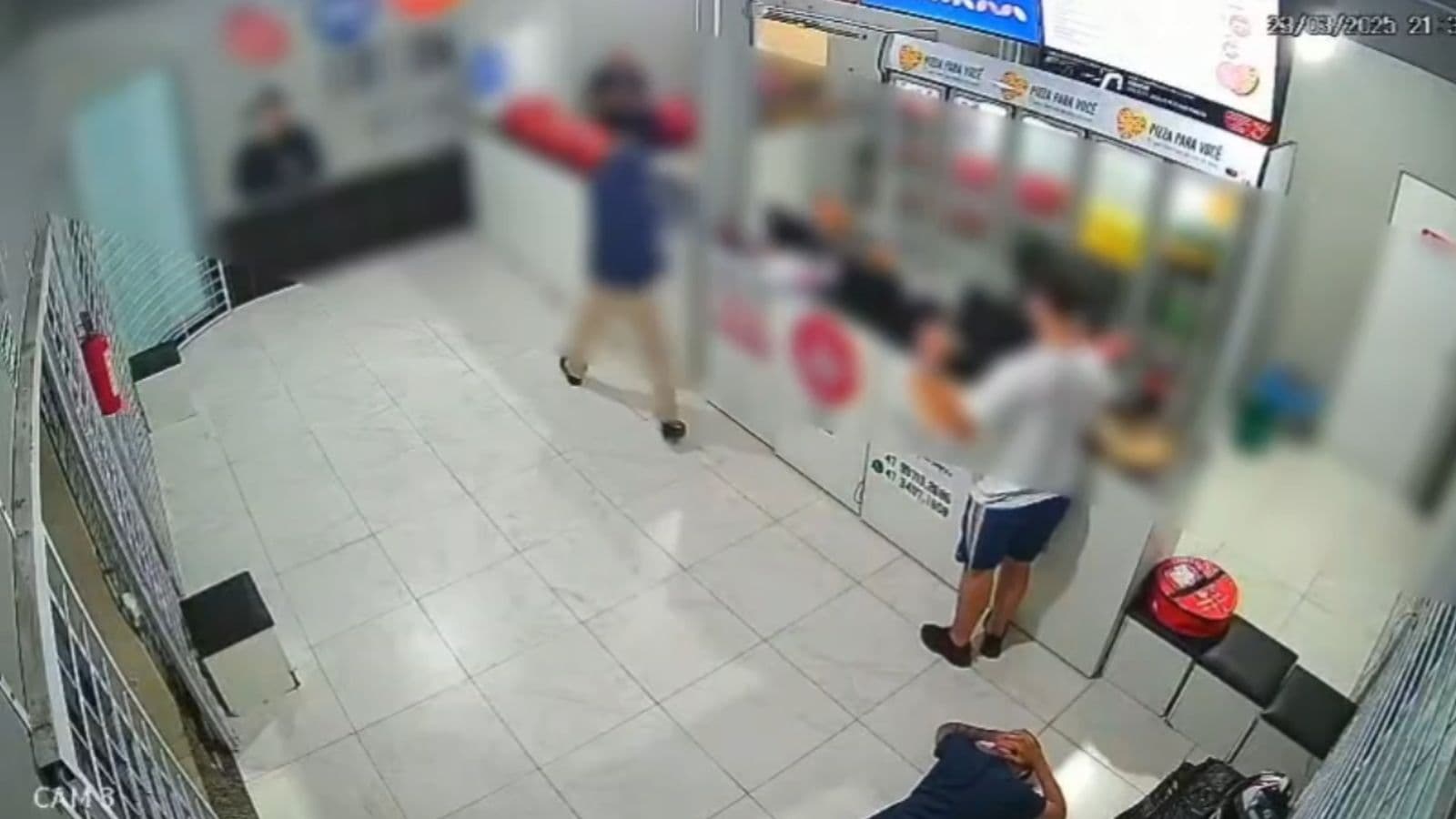 Bandidos encapuzados invadem pizzaria e rendem funcionários com arma de fogo em SC