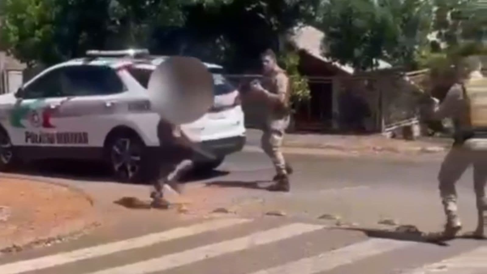 Homem com facão pega mulher pelo pescoço e se dá mal com a PM em Santa Catarina