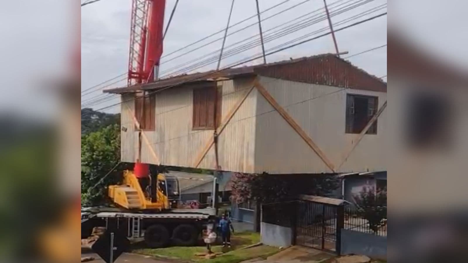 Casa é levada por guindaste e intriga moradores em cidade de SC
