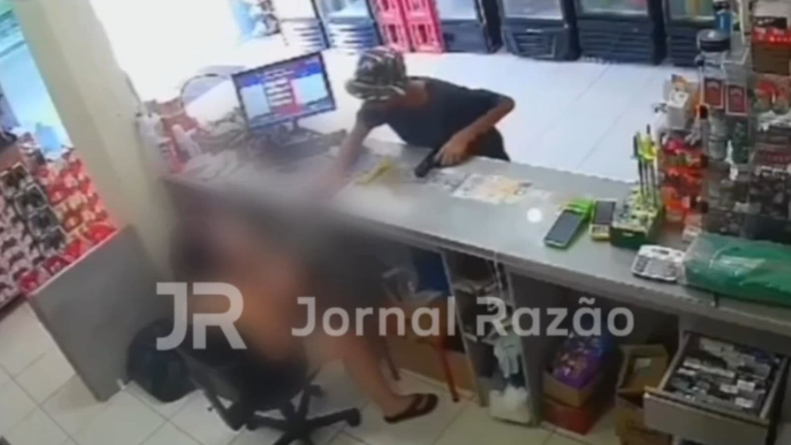 Criminoso armado rende trabalhadora e esvazia caixa de comércio em Camboriú