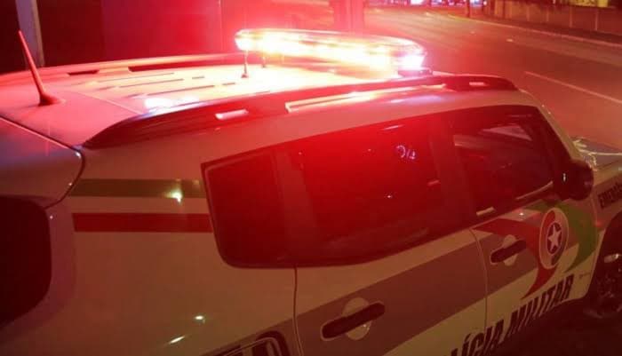 Mulher parte pra cima e esfaqueia o marido após suposta agressão em Tijucas