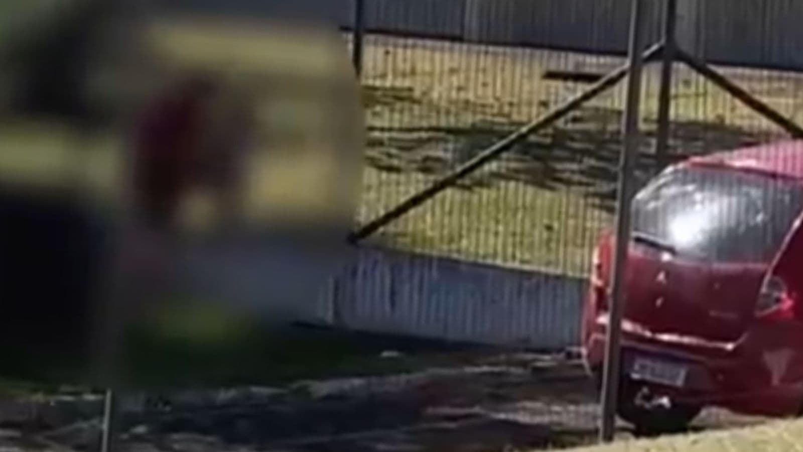 Criança é resgatada chorando após ser encontrada sozinha em pátio de escola em SC