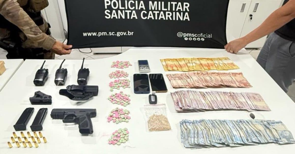 Traficante é preso com drogas, dinheiro e pistola furtada em São José