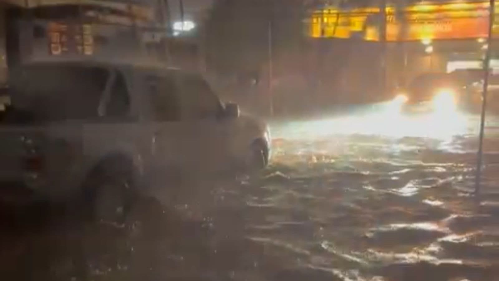 Chuva forte provoca alagamentos em ruas de cidades do Litoral de Santa Catarina