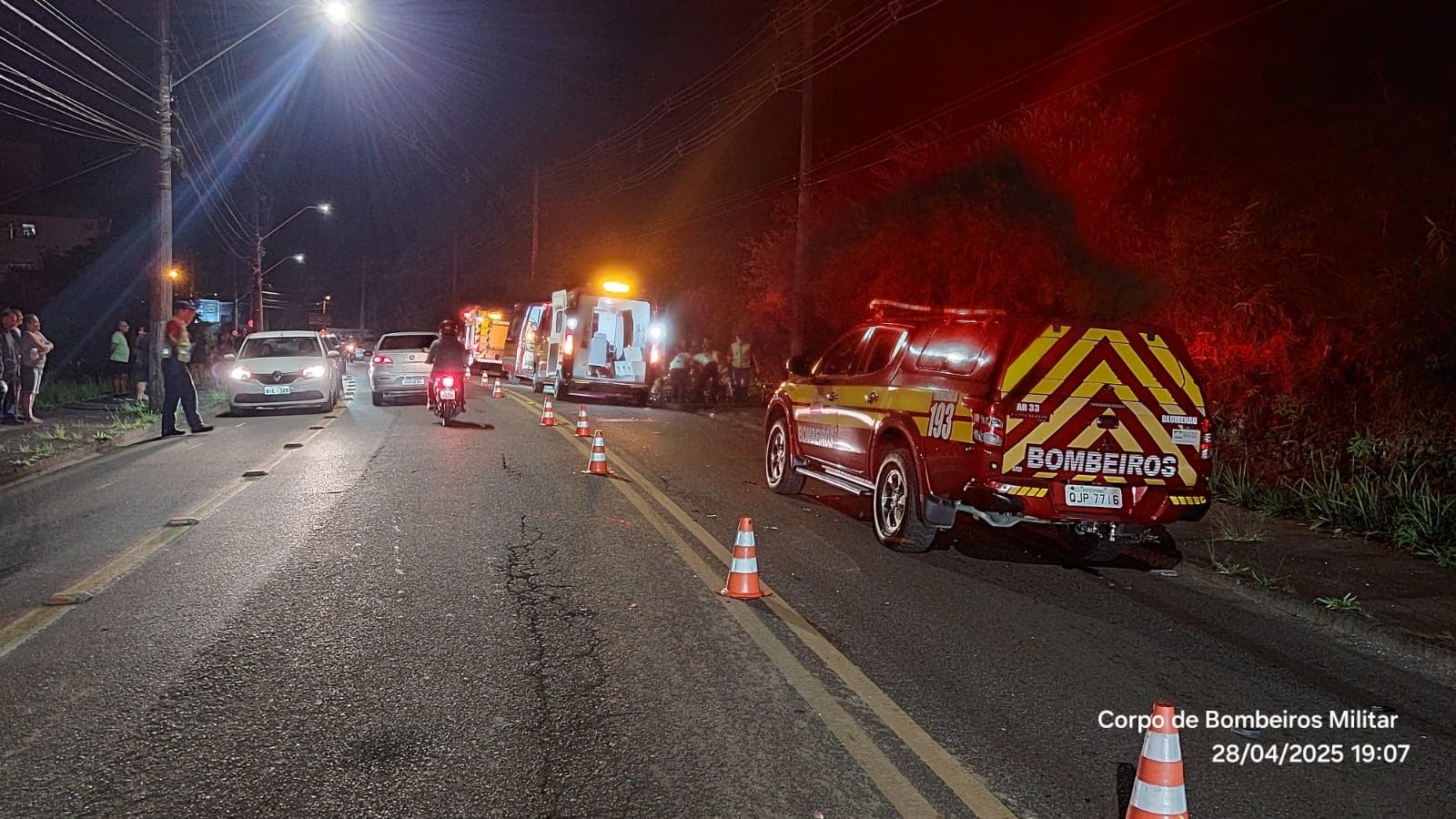 Motociclista voa na calçada após batida com carro em Blumenau