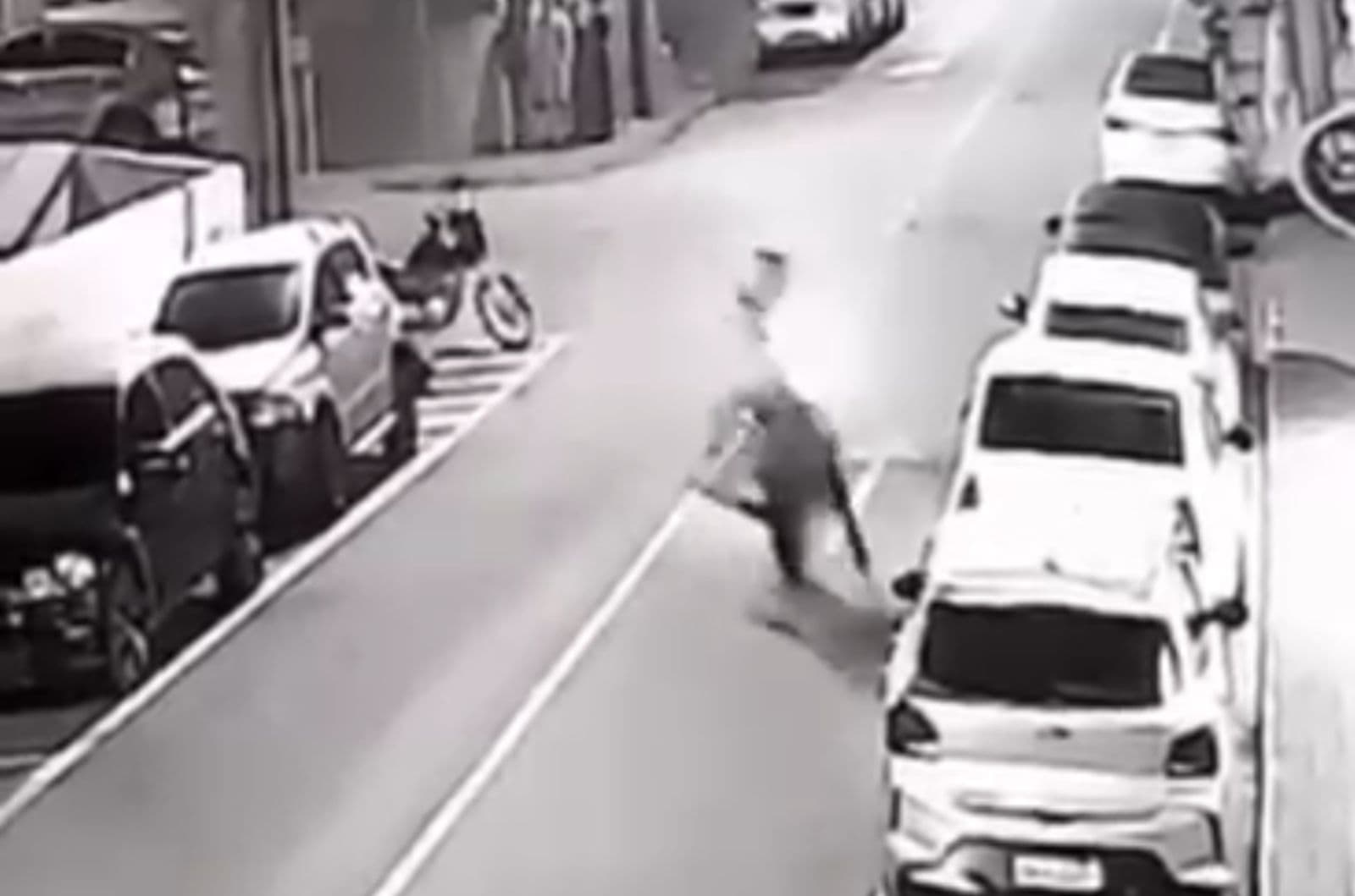 “Deixou prejuízo”: Motociclista bate em carro estacionado enquanto empinava moto em SC