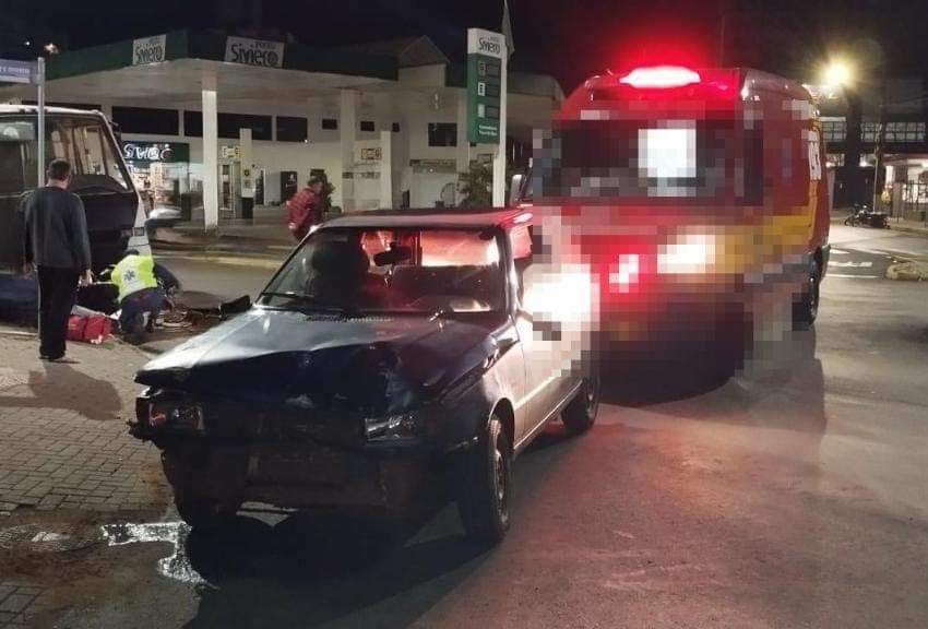 Impacto violento joga motociclista na calçada em acidente