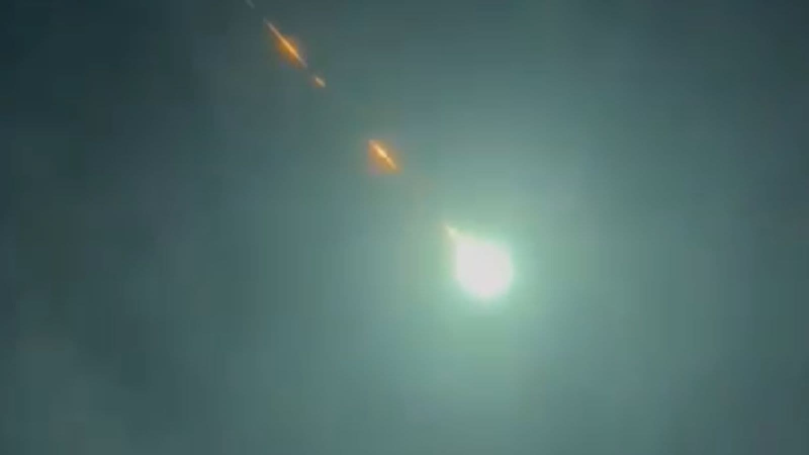 Luz verde misteriosa aparece no céu e encanta moradores em Santa Catarina