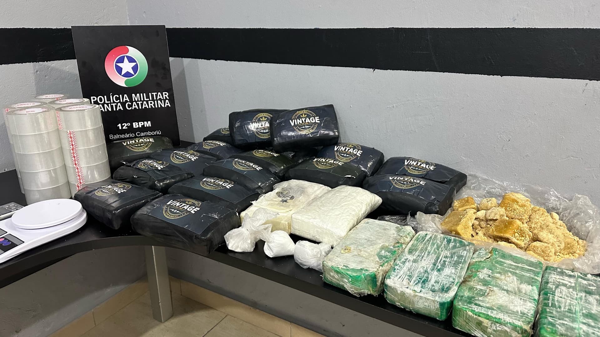 “Depósito do tráfico” é descoberto em BC com mais de R$ 1,2 milhão em drogas