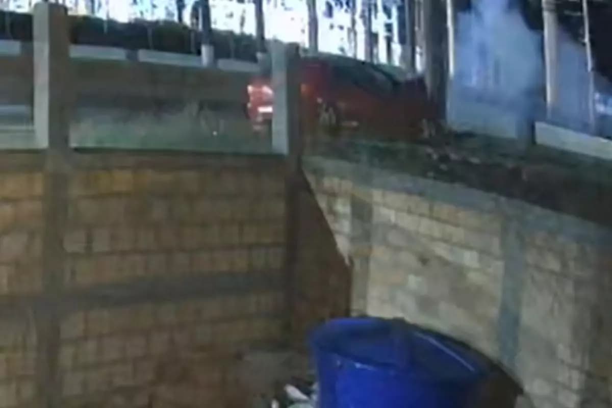 Carro com oito ocupantes bate em poste e deixa uma pessoa morta em Santa Catarina