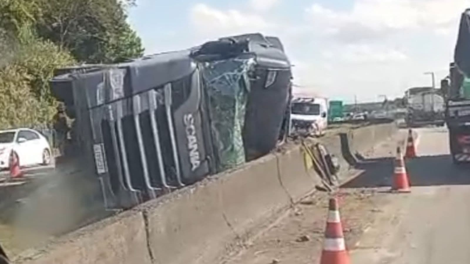 Trabalhador morre após caminhão tombar em grave acidente na BR-101