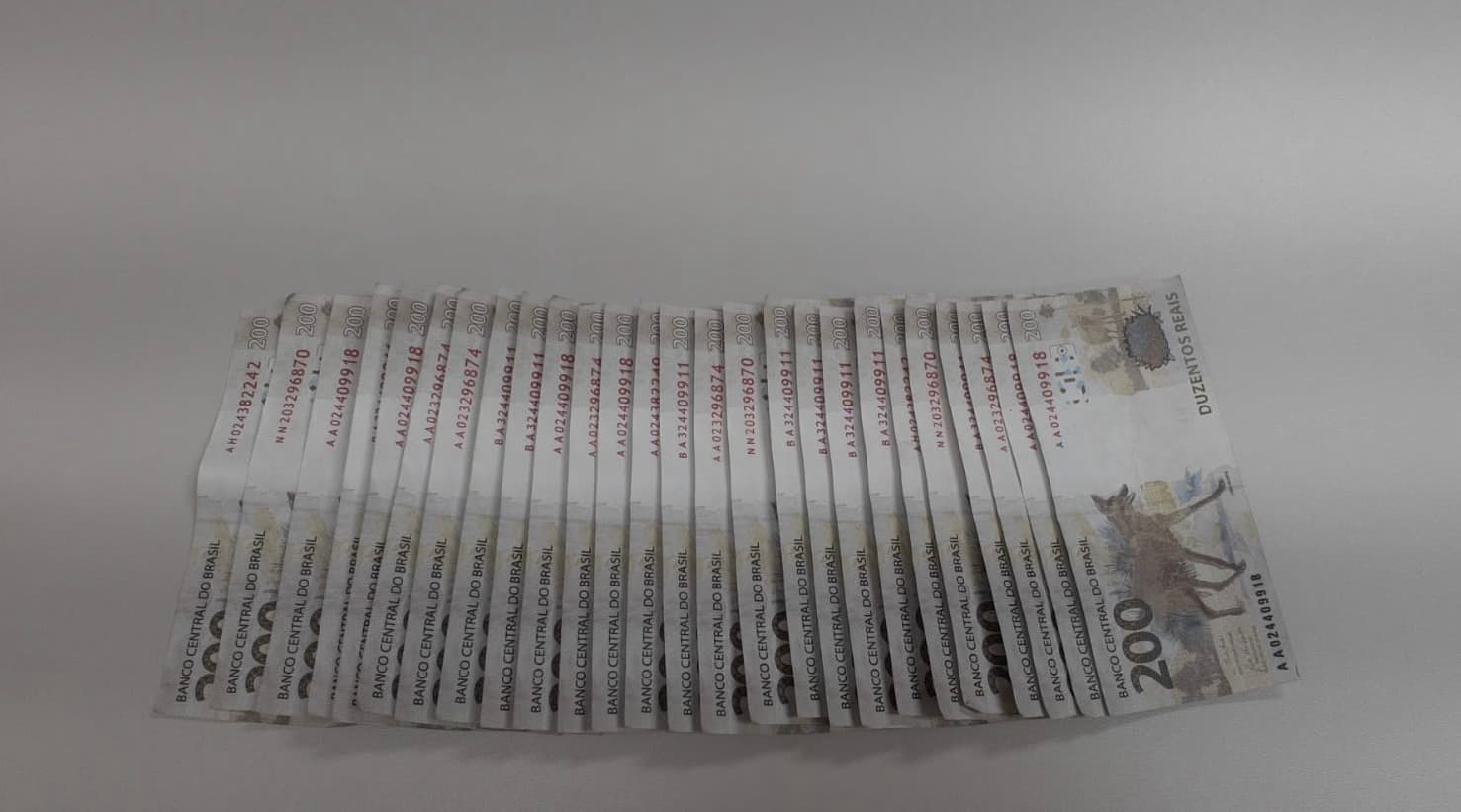Homem é levado à PF após tentar depositar R$ 5 mil em notas falsas em lotérica de SC